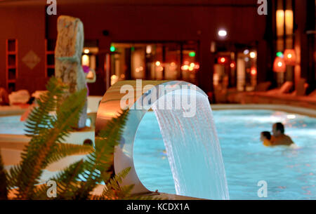 Piscina relax nel centro termale con cascata Foto Stock