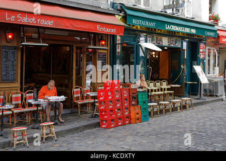 PARIGI, Francia, 16 giugno 2017 : ristoranti in Place du Tertre. Place du Tertre è a poche strade dalla Basilica di Montmartre e dal cuore Foto Stock