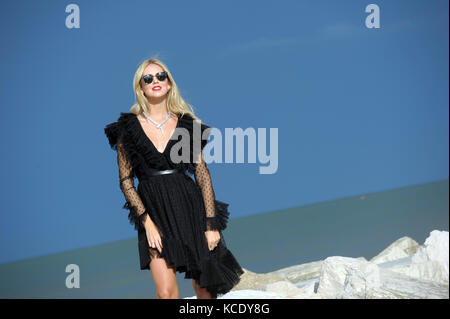 Chiara Ferragni si trova sulla spiaggia Excelsior durante il 74th Festival del Cinema di Venezia a Venezia. Con: Chiara Ferragni Dove: Venezia, Veneto, Italia Quando: 02 Set 2017 credito: IPA/WENN.com **disponibile Solo per la pubblicazione in UK, USA, Germania, Austria, Svizzera** Foto Stock