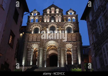 LE PUY, FRANCIA, 15 giugno 2015 : Cattedrale Notre-Dame a le Puy. Le Puy è stato un centro di pellegrinaggio fin dall'epoca medievale, oltre a costituire parte o Foto Stock