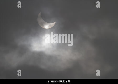 LIONE, FRANCIA, 20 marzo 2015 : eclisse solare parziale vista attraverso un buco nelle nuvole Foto Stock