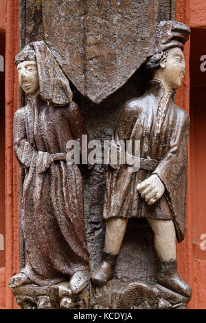 LE MANS, FRANCIA, 28 aprile 2017 : personaggi sulla porta della vecchia casa. Le Mans ha un centro storico medievale ben conservato ('Cite Plantagenet', chiamato anche Vieux Foto Stock