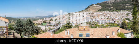 Vista panoramica del villaggio di Cazorla, nella Sierra de Cazorla, Segura e le ville (riserva della biosfera), jaen, Spagna Foto Stock