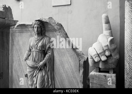 Roma. L'Italia. Frammenti scultorei nel cortile del Palazzo dei Conservatori, Musei Capitolini. Rappresentazione di una delle province romane (sinistra Foto Stock