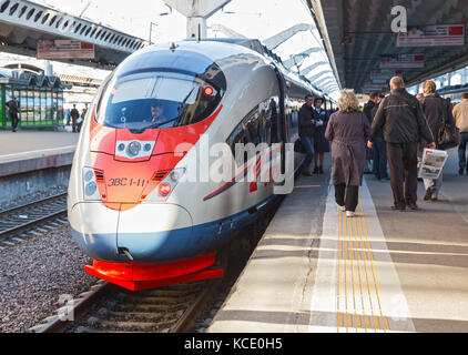 Saint-Petersburg, Russia - 05 maggio 2017: il treno sapsan è presso la piattaforma della stazione di Mosca. passeggeri vai su imbarco Foto Stock