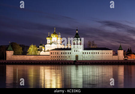 Illuminata ipatievsky monastero di Sera, vista sul fiume kostroma. russia Foto Stock