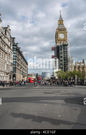 Impalcature e operai che circondano la torre di Elizabeth (Big Ben) come esso subisce il restauro Foto Stock