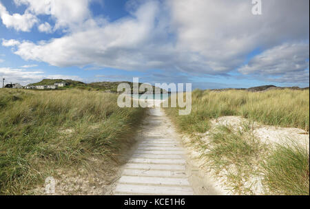 Percorso a bordo attraverso dune di sabbia bianca fino alla spiaggia di Achmelvich, vicino a Lochinver, Scozia. Foto Stock