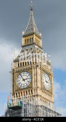 Impalcature e operai circondano la Elizabeth Tower (Big ben) mentre viene sottoposta a restauro, Londra, Inghilterra, Regno Unito Foto Stock