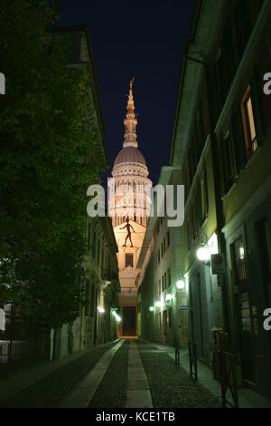 L'alta (altezza: 121m) Basilica di San Gaudenzio di notte. Città di Novara, provincia di Novara, Piemonte, Italia. Foto Stock