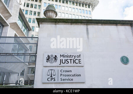 Segnaletica all'esterno dell'ingresso del Ministero della Giustizia e del Servizio di Procura della Corona, Petty France, Westminster, Londra, SW1, Inghilterra, Regno Unito Foto Stock