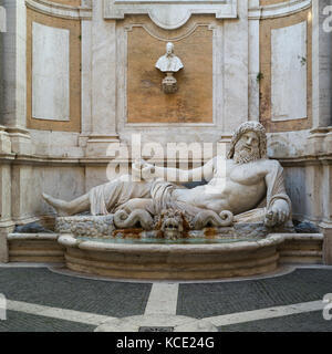 Roma. L'Italia. Statua colossale restaurata come il dio fiume Oceanus, aka Marforio, secolo d.c. nel cortile del Palazzo dei Conservatori, Capitolin Foto Stock