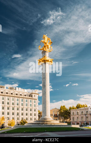 Tbilisi, Georgia, Eurasia. liberty monumento raffigurante San Giorgio che uccide il drago in piazza della Libertà nel centro città. famoso punto di riferimento Foto Stock