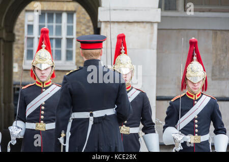 Il Blues e il Royals della cavalleria della famiglia di prendere parte alla cerimonia di smontaggio, o 4 'O' Orologio Parade, all'Horse Guards, London, Regno Unito Foto Stock