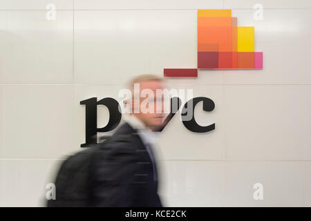 Il personale di lasciare gli uffici di PriceWaterhouseCoopers sul terrapieno, London, Regno Unito Foto Stock
