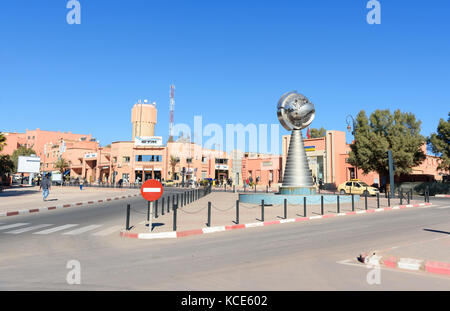 Ouarzazate, Marocco - Jan 4, 2017: vista della citta'. Un monumento vicino all'edificio del Comune. Area di Ouarzazate è film-making posizione, dove il Marocco Foto Stock