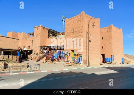 Ouarzazate, Marocco - Jan 4, 2017: Negozio tradizionale su strada nella città. Area di Ouarzazate è film-making posizione, dove il Marocco il più grande studios Foto Stock