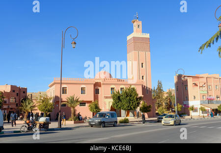 Ouarzazate, Marocco - Jan 4, 2017: vista sulla strada e la moschea. Area di Ouarzazate è film-making posizione, dove il Marocco il più grande studios Foto Stock