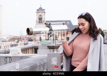 Moda giovane lady & telescopio a Bruxelles in Belgio. Foto Stock