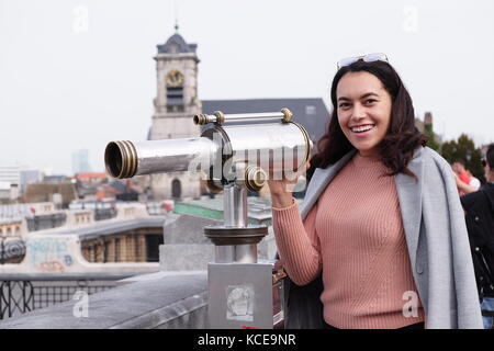 Moda giovane lady & telescopio a Bruxelles in Belgio. Foto Stock