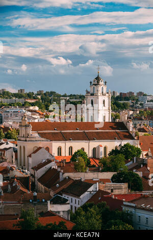 Vilnius, Lituania. vista del campanile e la chiesa di st. Johns, san Giovanni Battista e San Giovanni apostolo ed evangelista nella città vecchia. Foto Stock