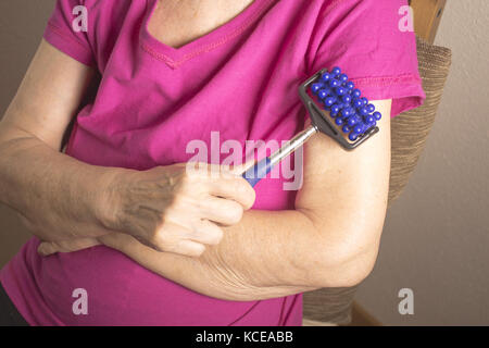 Anziani self frizionando il corpo per il dolore Foto Stock