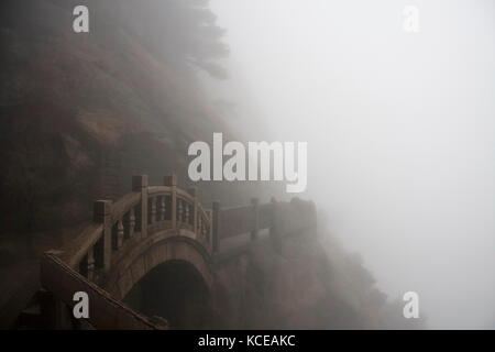 La nebbia, un nebbioso giorno Rainny. La pietra dei gradini ripidi . Trekking Escursioni a piedi in montagna Huangshan. Anhui, Cina. 13th,aprile 2009 Foto Stock