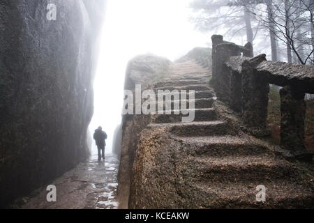 La nebbia, un nebbioso giorno Rainny. La pietra dei gradini ripidi . Trekking Escursioni a piedi in montagna Huangshan. Anhui, Cina. 13th,aprile 2009 Foto Stock