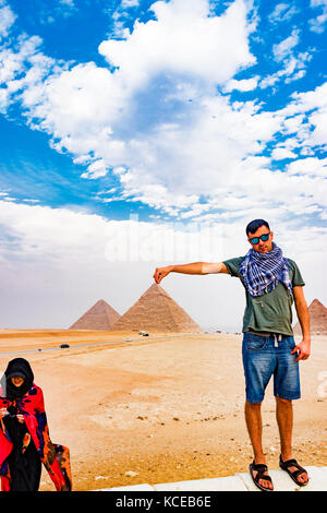 Tenendo la piramide del Cairo in Egitto Foto Stock