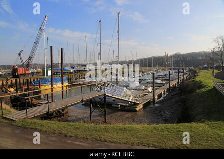 Barche a ormeggi in marina, Tidemill Yacht Harbour, Fiume Deben, Woodbridge, Suffolk, Regno Unito Foto Stock