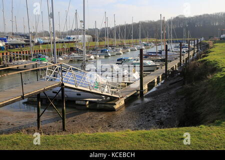 Barche a ormeggi in marina, Tidemill Yacht Harbour, Fiume Deben, Woodbridge, Suffolk, Regno Unito Foto Stock
