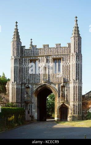 St John's abbey gate, Colchester, Essex. Vista esterna da nord. Questa riccamente decorate gatehouse è l'unico superstite dei ricchi benedi Foto Stock