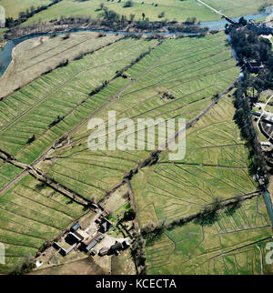 Azienda Agricola inferiore, Britford, Wiltshire. A Britford, appena a sud di Salisbury sul fiume Avon, un complesso sistema di leats è utilizzato per il canale dell'acqua su una v Foto Stock