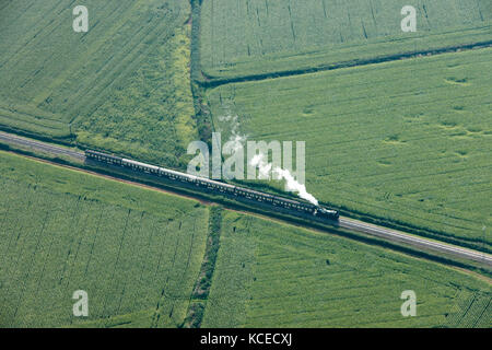 Vista aerea di un treno a vapore sul West Somerset railway nei pressi di dunster, Somerset. Foto Stock