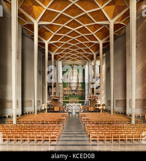 Cattedrale Chiesa di St Michael, Priory Street, Coventry warwickshire. Vista generale per mostrare interno della navata. Foto Stock