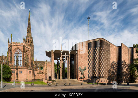 St Michael's Cathedral, Coventry, west midlands. entrambe le vecchie e nuove cattedrali come visto dalla piazza universitaria. Vista generale da est. Foto Stock