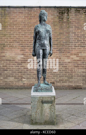 Ritratto figura di elisabeth frink (1956) da Frederick edward mcwilliam, West a piedi, centro città, Harlow, Essex. Vista generale da est. fotografia Foto Stock