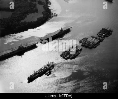 Fiume tamar, Plymouth, devon. Royal Navy portaerei e altre navi militari sul fiume Tamar. fotografata da Harold wingham nel luglio 1959. Foto Stock