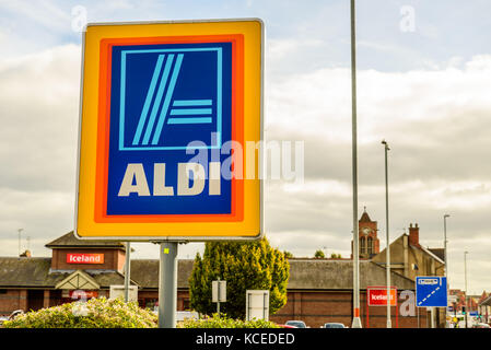 Northampton uk ottobre 3, 2017: logo aldi segno nel centro di northampton Foto Stock