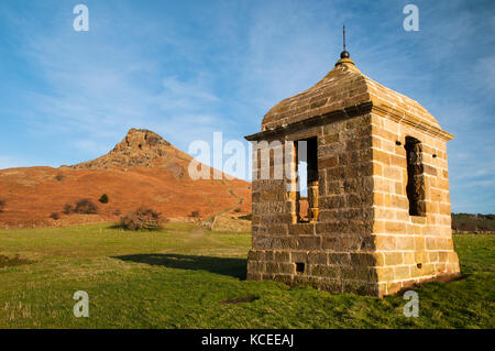 Il restaurato del XVIII secolo scatola di scatto, ora un edificio classificato Grade II sulle pendici del Roseberry Topping, vicino grande Ayton nel nord Y Foto Stock