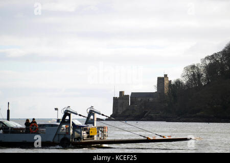 Il Dartmouth abbassare il traghetto è un veicolo passeggeri e di traghetto che attraversa il fiume Dart nel Devon, tra Dartmouth e Kingswear. Foto Stock