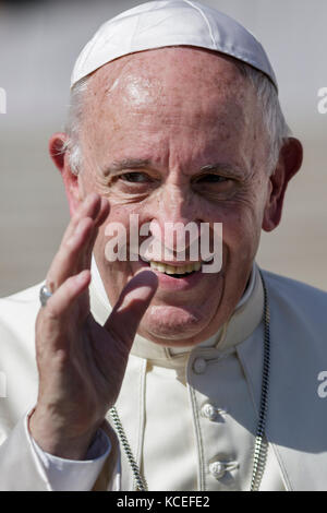 Città del Vaticano, Vaticano. 04 ottobre 2017. Papa Francesco parte alla fine della sua udienza Generale Settimanale in Piazza San Pietro, a Città del Vaticano, il 04 ottobre 2017. Papa Francesco ha annunciato che dal 19 al 24 marzo 2018 la Segreteria Generale del Sinodo dei Vescovi convocerà un incontro pre-sinodale che invita giovani provenienti da diverse parti del mondo. Credit: Giuseppe Ciccia/Pacific Press/Alamy Live News Foto Stock