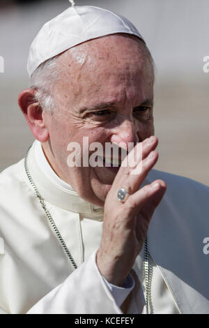 Città del Vaticano, Vaticano. 04 ottobre 2017. Papa Francesco parte alla fine della sua udienza Generale Settimanale in Piazza San Pietro, a Città del Vaticano, il 04 ottobre 2017. Papa Francesco ha annunciato che dal 19 al 24 marzo 2018 la Segreteria Generale del Sinodo dei Vescovi convocerà un incontro pre-sinodale che invita giovani provenienti da diverse parti del mondo. Credit: Giuseppe Ciccia/Pacific Press/Alamy Live News Foto Stock