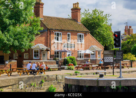 Le persone che si godono la seduta al di fuori del bloccare i detentori Coffee House café, accanto a Newark città si blocca. Sul canale e sul fiume fiducia, Newark-on-Trent Nottinghamshire Foto Stock