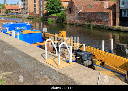 Manutenzione chiatta sul canale con gru montata ormeggiato sul fiume Trent. A Newark-on-Trent, NOTTINGHAMSHIRE REGNO UNITO Foto Stock