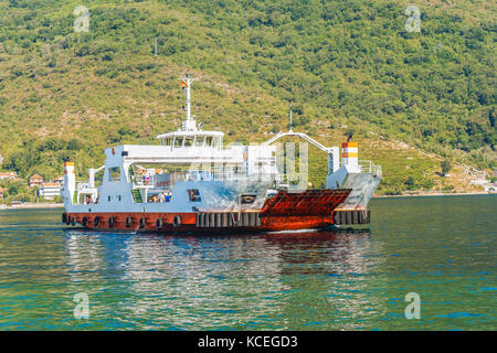 Kotor, Montenegro - agosto 24, 2017: traghetto nella Baia di Kotor, Montenegro Foto Stock
