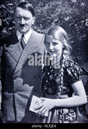 Fotografia Adolf Hitler (1889 - 30 Aprile 1945), uomo politico tedesco che è stato il leader del partito nazista, Cancelliere della Germania con un giovane "ariano" ragazza tedesca. In data xx secolo Foto Stock