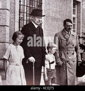 Paul von Hindenburg (Presidente della Germania) con i suoi nipoti e Adolf Hitler (cancelliere). 1933 Foto Stock