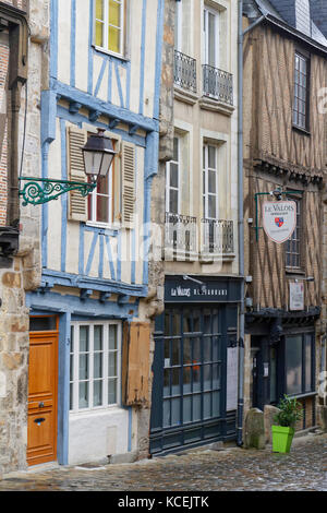 LE MANS, Francia, 28 Aprile 2017 : Old Street nel centro della città di Le Mans. Le Mans è un ben conservato centro storico medievale ("Cite Plantagenet', anche calle Foto Stock