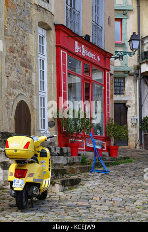 LE MANS, Francia, 28 Aprile 2017 : Old Street nel centro della città di Le Mans. Le Mans è un ben conservato centro storico medievale ("Cite Plantagenet', anche calle Foto Stock